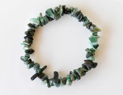 Emerald Gemstone Chip Bracelet – Natural Green Crystal Healing Bracelet for Love, Intuition & Emotional Balance