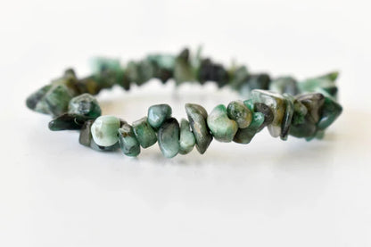 Emerald Gemstone Chip Bracelet – Natural Green Crystal Healing Bracelet for Love, Intuition & Emotional Balance